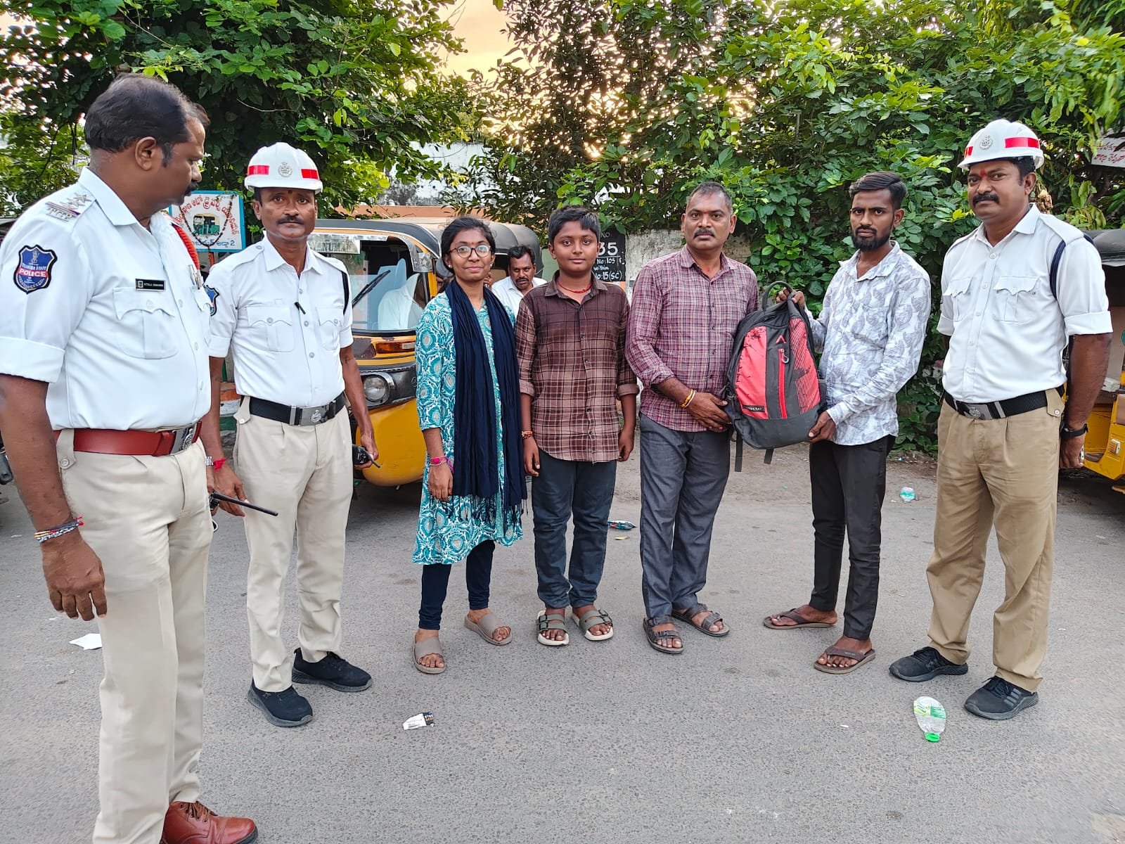 కాజిపేట్ ట్రాఫిక్ పోలీస్ ల చొరవతో పోగొట్టుకున్న బ్యాగ్ ను బాధితుడికి అప్పగింత..     